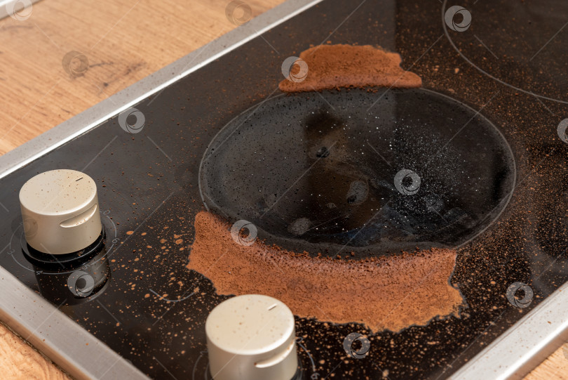 Скачать Кофе сбежал из турки, джезва, кофейная сажа на кухонной плите, инцидент с приготовлением фотосток Ozero