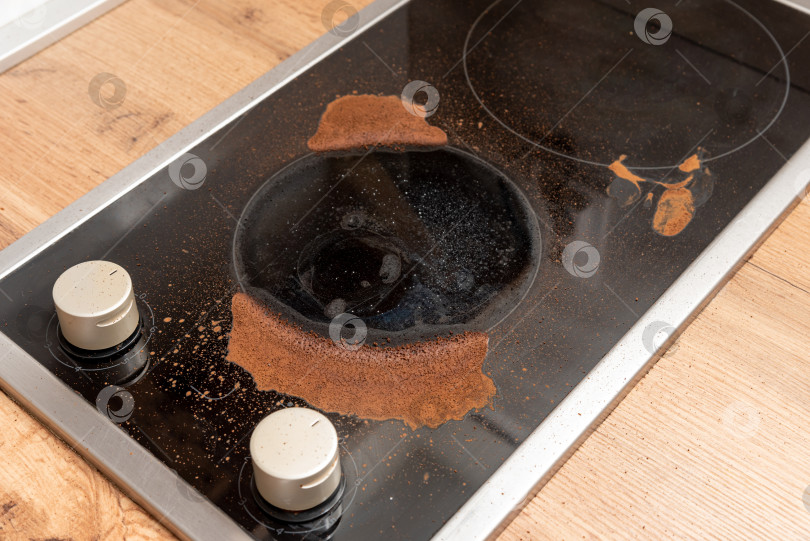 Скачать Кофе сбежал из турки, джезва, кофейная сажа на кухонной плите, инцидент с приготовлением фотосток Ozero