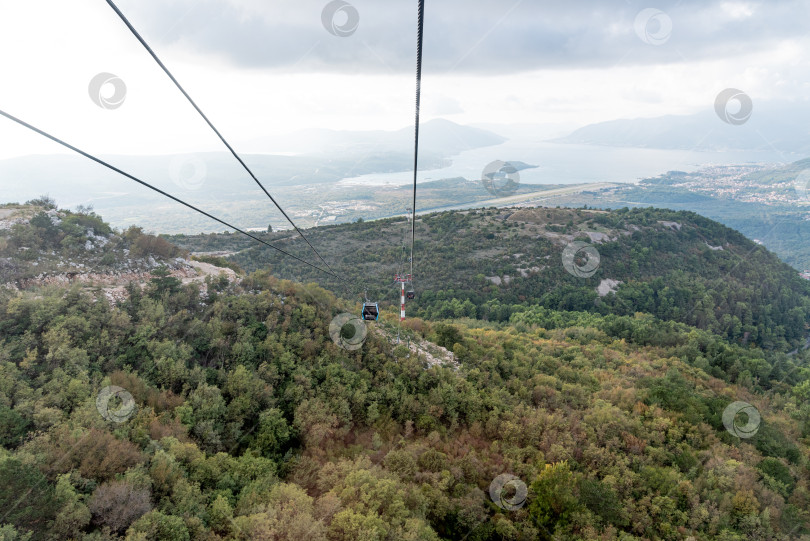 Скачать Котор, Черногория, 26 октября 2025 года, Вид на гондольную канатную дорогу, ведущую на гору Ловчен фотосток Ozero