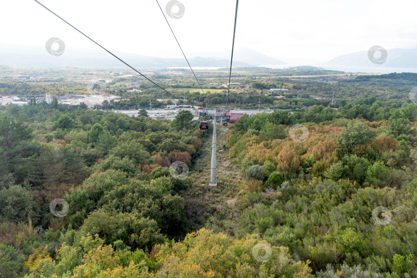 Скачать Котор, Черногория, 26 октября 2025 года, Вид на гондольную канатную дорогу, ведущую на гору Ловчен фотосток Ozero