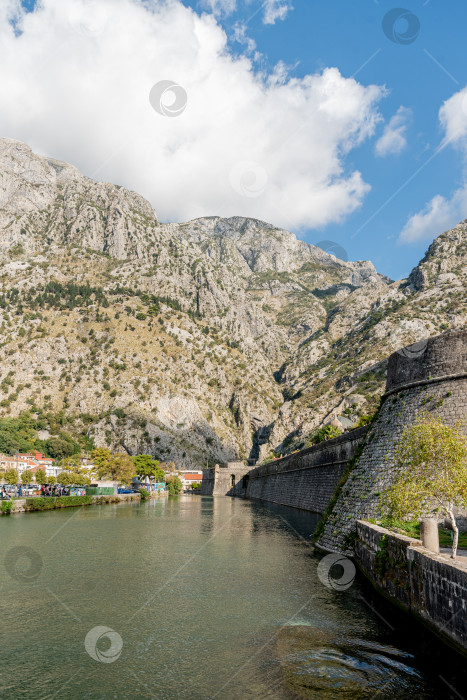 Скачать Котор, Черногория, 26 октября 2025 года, Вид снаружи на крепость в старой части города фотосток Ozero