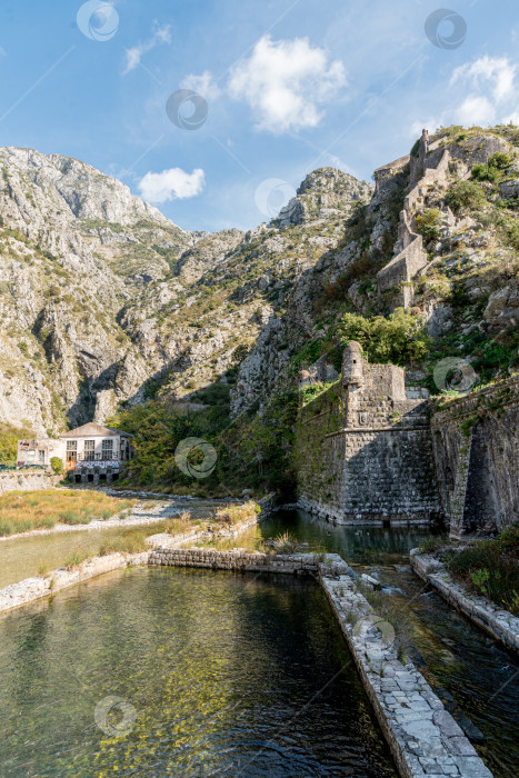 Скачать Котор, Черногория, 26 октября 2025 года, Вид снаружи на крепость в старой части города фотосток Ozero