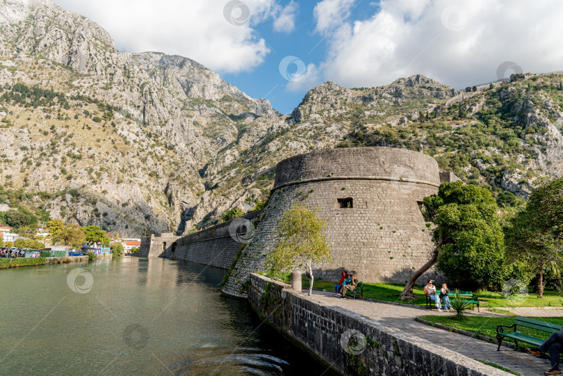 Скачать Котор, Черногория, 26 октября 2025 года, Вид снаружи на крепость в старой части города фотосток Ozero