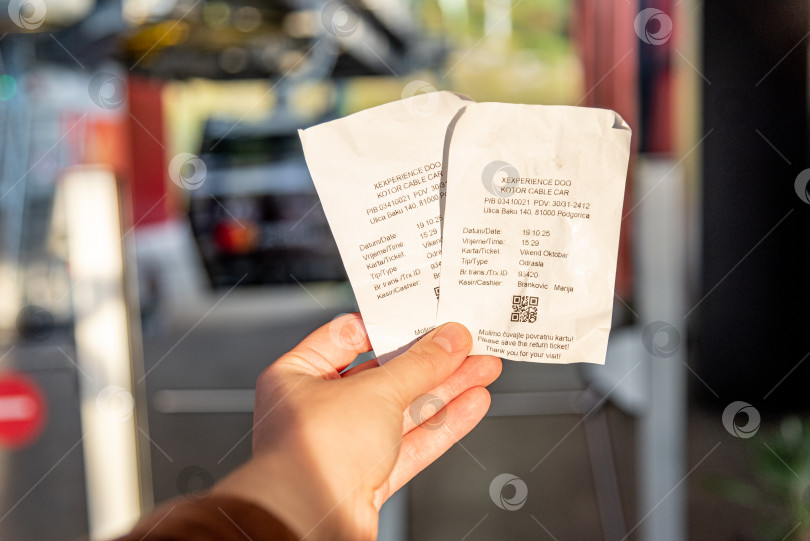 Скачать Котор, Черногория, 26 октября 2025 года, Турист едет с билетом на канатную дорогу Ловчен фотосток Ozero