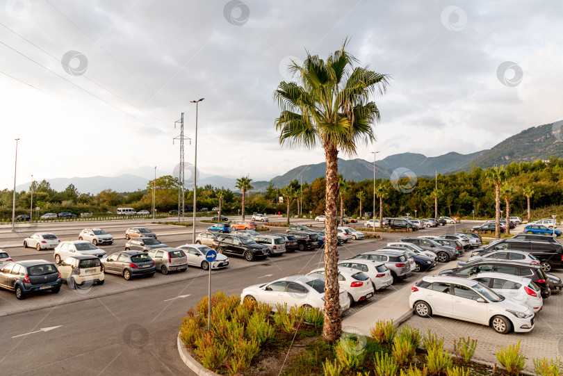 Скачать Котор, Черногория, 26 октября 2025 года, Стоянка для автомобилей возле канатной дороги Ловчен фотосток Ozero