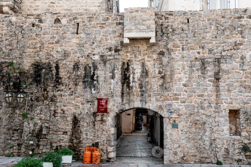 Скачать Будва, Черногория, 2 ноября, Вход в крепость-цитадель в старой части города фотосток Ozero