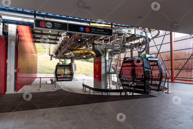 Скачать Котор, Черногория, 26 октября 2025 года, Вид на гондольную канатную дорогу, ведущую на гору Ловчен фотосток Ozero