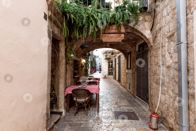 Скачать Будва, Черногория, 2 ноября, Старый город-крепость, каменная башня, достопримечательный пейзаж фотосток Ozero