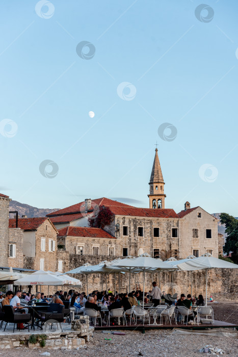 Скачать Будва, Черногория, 2 ноября 2025 года, Вид с Адриатического моря на крепость Старого города фотосток Ozero