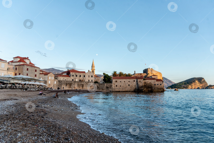 Скачать Будва, Черногория, 2 ноября 2025 года, Вид с Адриатического моря на крепость Старого города фотосток Ozero