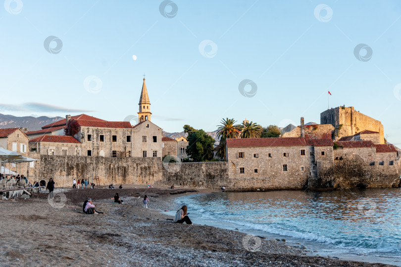 Скачать Будва, Черногория, 2 ноября 2025 года, Вид с Адриатического моря на крепость Старого города фотосток Ozero