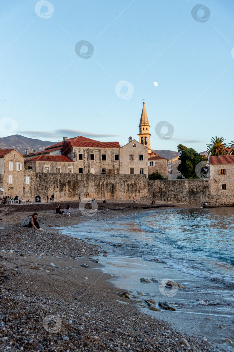 Скачать Будва, Черногория, 2 ноября 2025 года, Вид с Адриатического моря на крепость Старого города фотосток Ozero