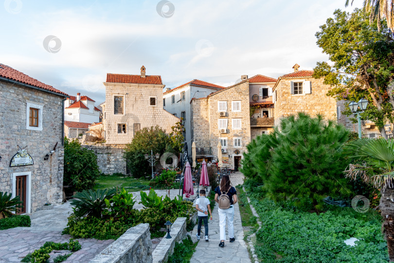 Скачать Будва, Черногория, 2 ноября, Старый город-крепость, каменная башня, достопримечательный пейзаж фотосток Ozero