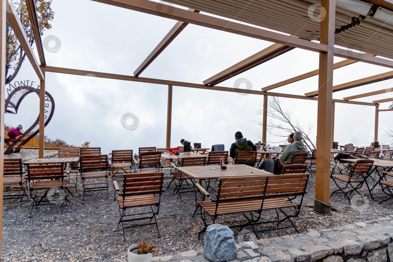 Скачать Котор, Черногория, 26 октября 2025 года, Ресторан под открытым небом на вершине горы Ловчен фотосток Ozero