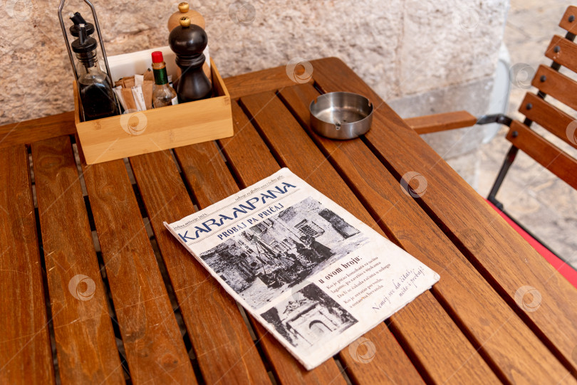 Скачать Котор, Черногория, 26 октября 2025 года, Меню на столе в ресторане old town fortress фотосток Ozero