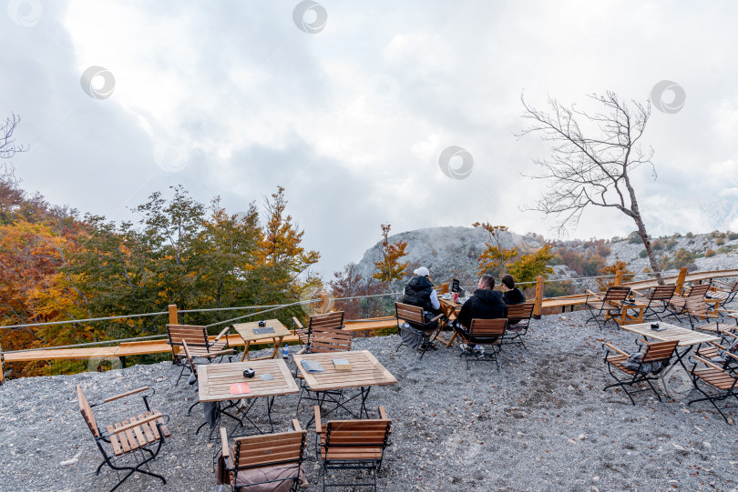 Скачать Котор, Черногория, 26 октября 2025 года, Ресторан под открытым небом на вершине горы Ловчен фотосток Ozero