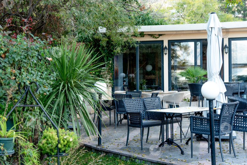 Скачать Ресторан, кофейня, кафе с открытой террасой, городской пейзаж Будвы, Черногория фотосток Ozero