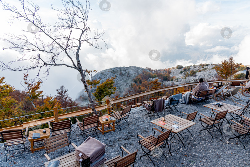 Скачать Котор, Черногория, 26 октября 2025 года, Ресторан под открытым небом на вершине горы Ловчен фотосток Ozero