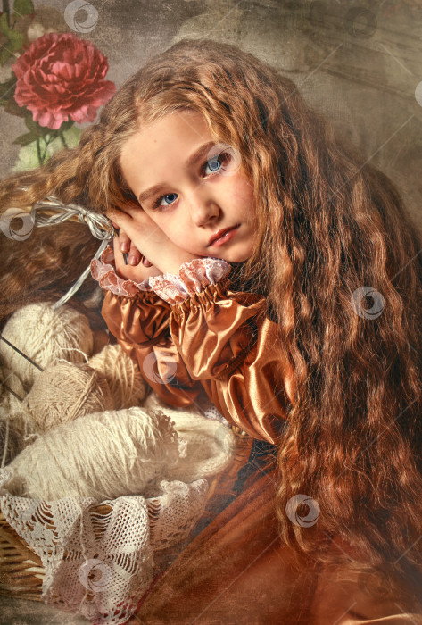 Скачать Девочка с густыми вьющимися волосами держит куклу. Платье в стиле ретро, рукодельница. Большие голубые глаза. Фон фотосток Ozero
