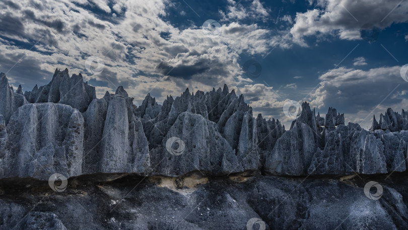 Скачать Уникальные карстовые скалы. Крутые изрезанные склоны, острые пики фотосток Ozero