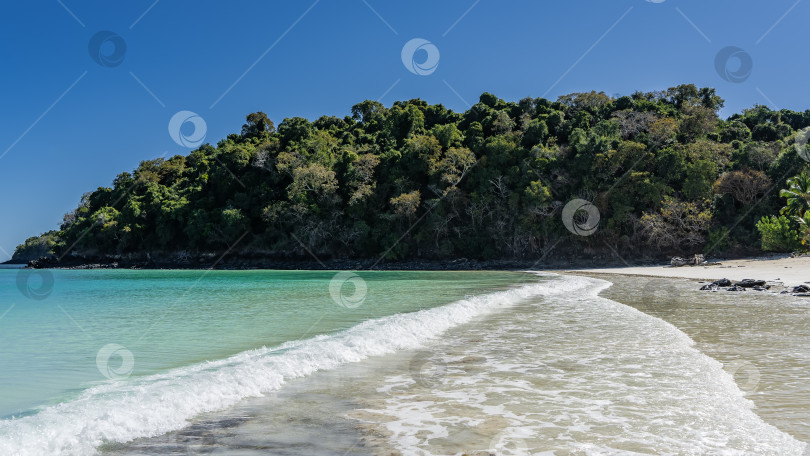 Скачать Прекрасный тропический пляж. Аквамариновый океан. фотосток Ozero