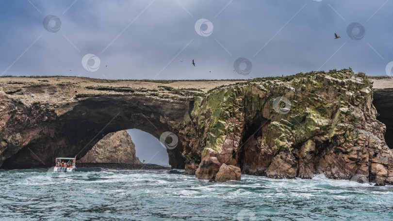 Скачать Живописные скалы в океане. фотосток Ozero