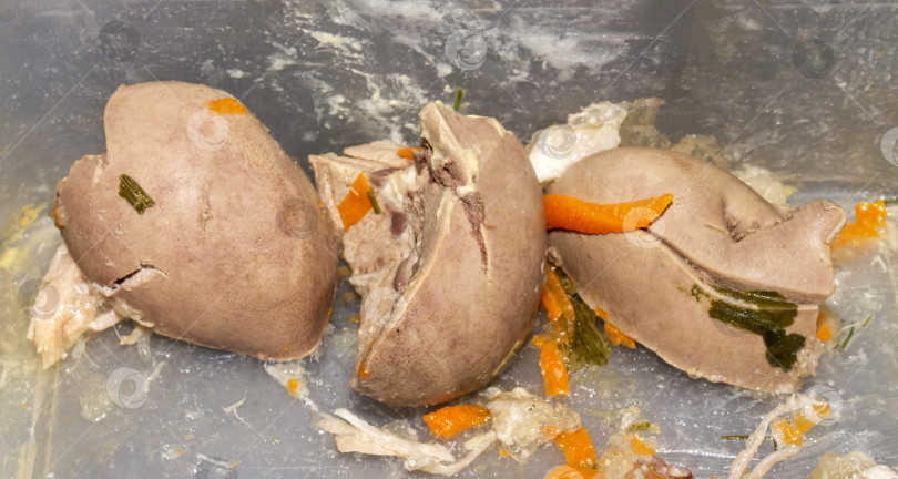 Скачать Сердечки из индейки с морковью и луком.Вареные сердечки из индейки.Вареные сердечки из индейки.На фоне сердечков из индейки. фотосток Ozero