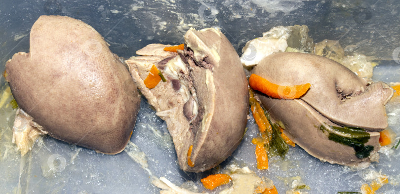 Скачать Сердечки из индейки с морковью и луком.Вареные сердечки из индейки.Вареные сердечки из индейки.На фоне сердечков из индейки. фотосток Ozero