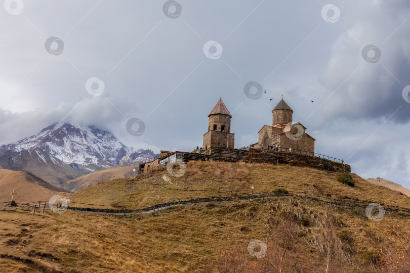 Скачать Троицкая церковь Гергети, непревзойденные виды Грузии, Степанцминда. фотосток Ozero