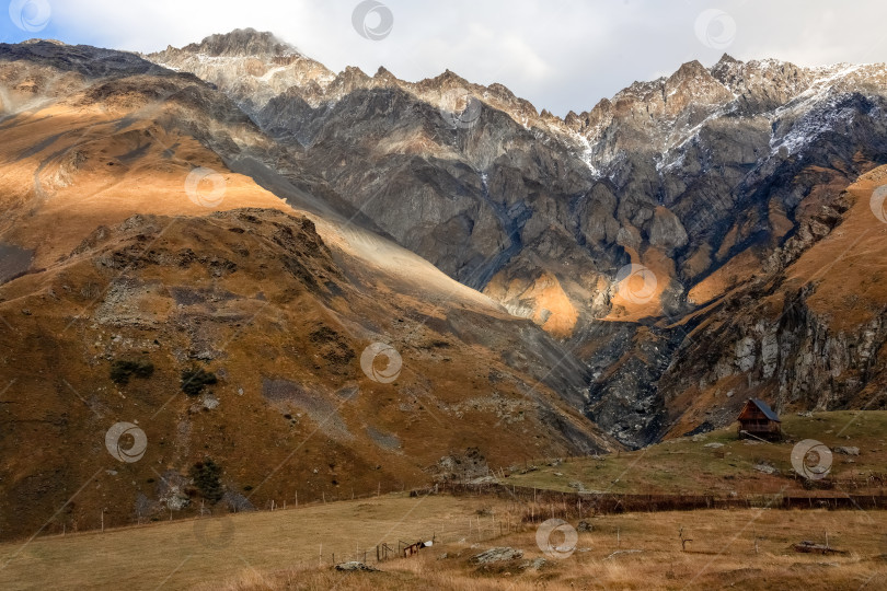 Скачать Красивые контрастные цвета осенних гор. фотосток Ozero