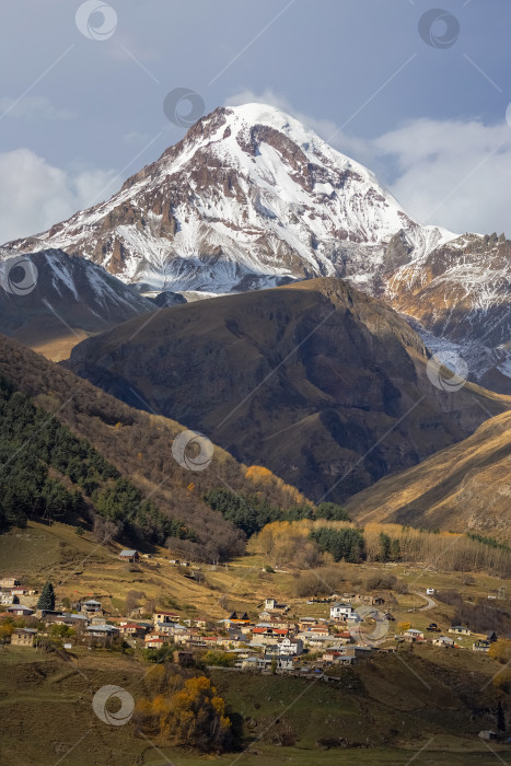 Скачать Вертикальный вид осенней горы Казбек, Степанцминда, Грузия. фотосток Ozero