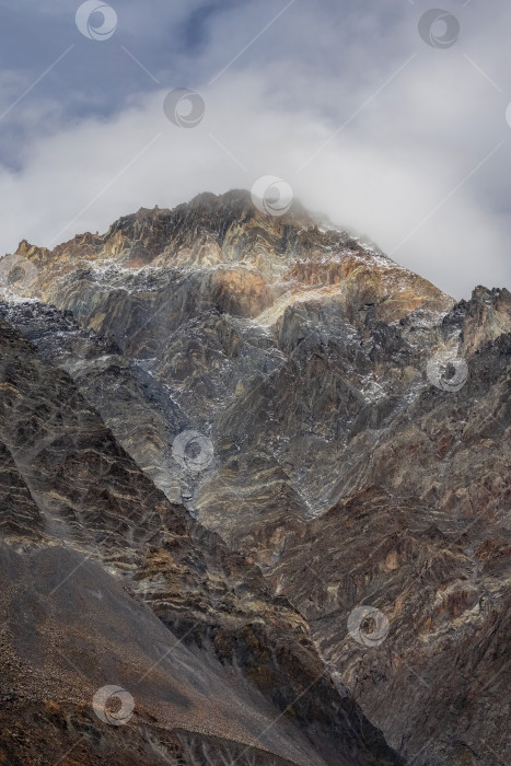 Скачать Осенние туманные горы, вид сверху. фотосток Ozero