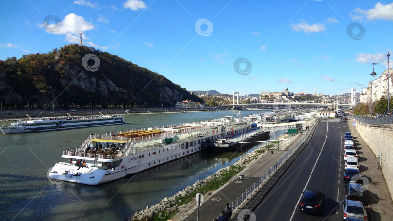 Скачать Прогулочные теплоходы на реке Дунай в Будапеште фотосток Ozero