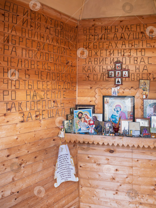 Скачать Интерьер деревянной часовни с иконами и текстами молитв. Православная святыня на озере Селигер. фотосток Ozero