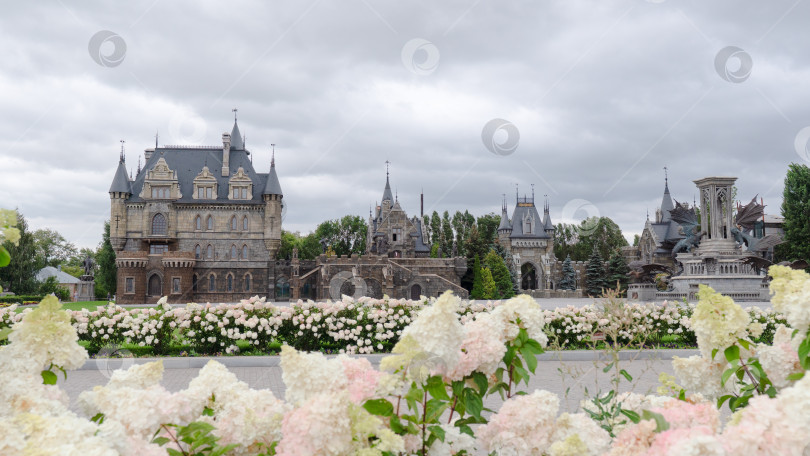 Скачать Вид на замок Гарибальди в пасмурный день. фотосток Ozero