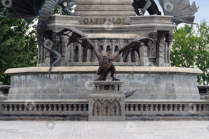 Скачать Бронзовая статуя дракона у фонтана. фотосток Ozero