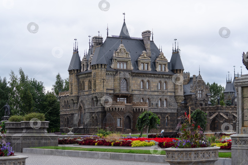 Скачать Вид на замок Гарибальди в пасмурный день, с цветочными клумбами фотосток Ozero