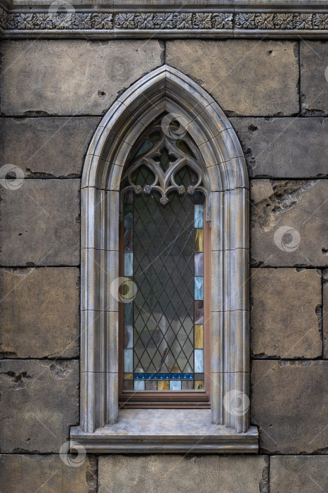 Скачать Готические каменные окна с витражами фотосток Ozero
