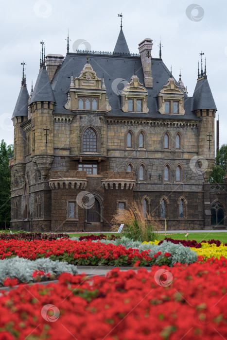 Скачать Вид на замок Гарибальди в пасмурный день, с цветочными клумбами фотосток Ozero