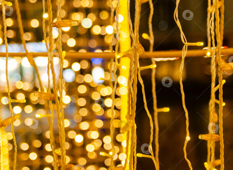 Скачать Атмосферный ночной снимок с эффектом боке с золотисто-желтыми кругами света на темном фоне фотосток Ozero