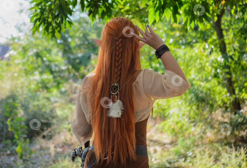 Скачать Девушка-эльф в лесу, вид со спины фотосток Ozero