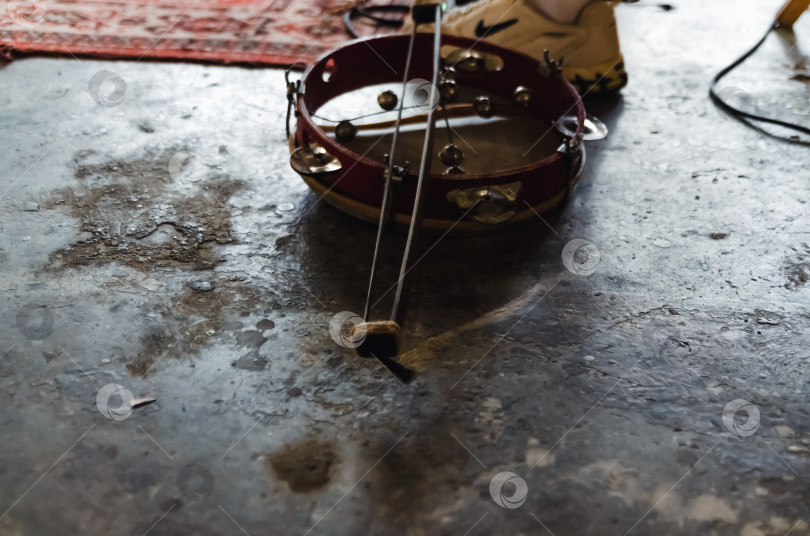 Скачать Традиционный бубен (римский барабан/тамбурин) на грубом полу фотосток Ozero
