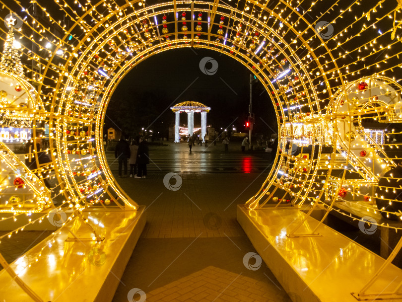 Скачать Новогодняя световая арка на улице в городе Ростове-на-Дону ночью фотосток Ozero