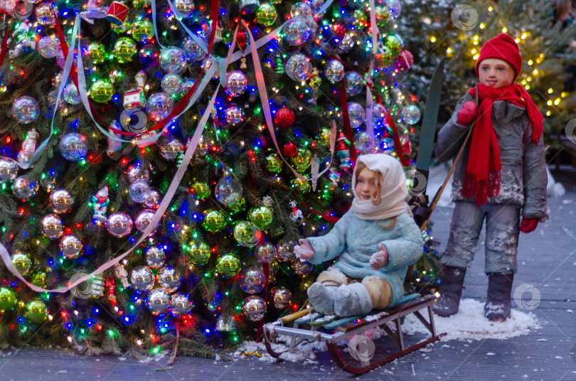 Скачать Новогодняя композиция с куклами и декоративной собакой у елки фотосток Ozero