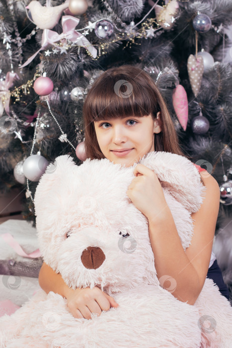 Скачать девушка с игрушечным медведем на фоне рождественской елки фотосток Ozero