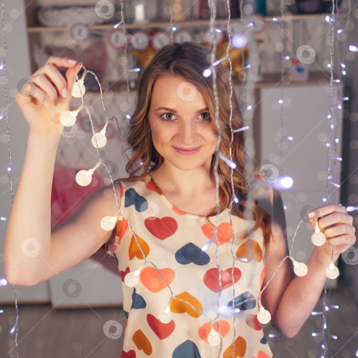 Скачать Молодая красивая женщина с гирляндами в День Святого Валентина фотосток Ozero
