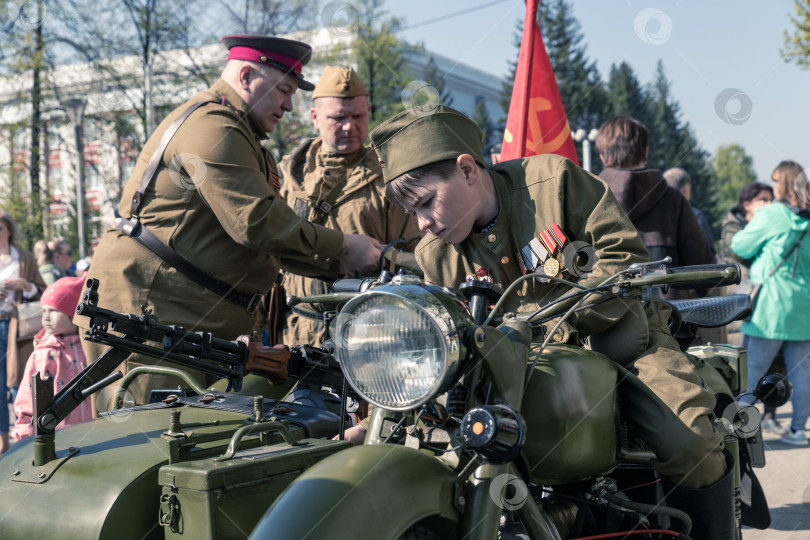 Скачать Мотоцикл времен Второй мировой войны и пулемет на параде Победы. фотосток Ozero