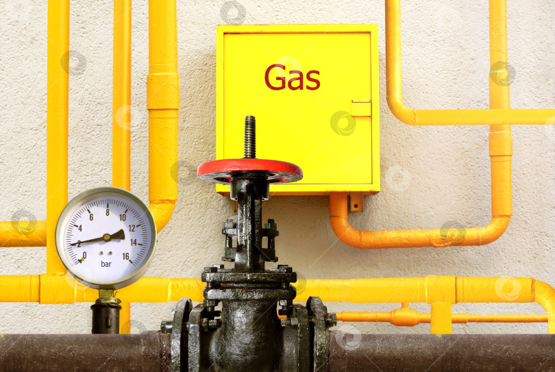 Скачать Кран на старых газовых или водопроводных трубах. Отопление в помещении.  фотосток Ozero