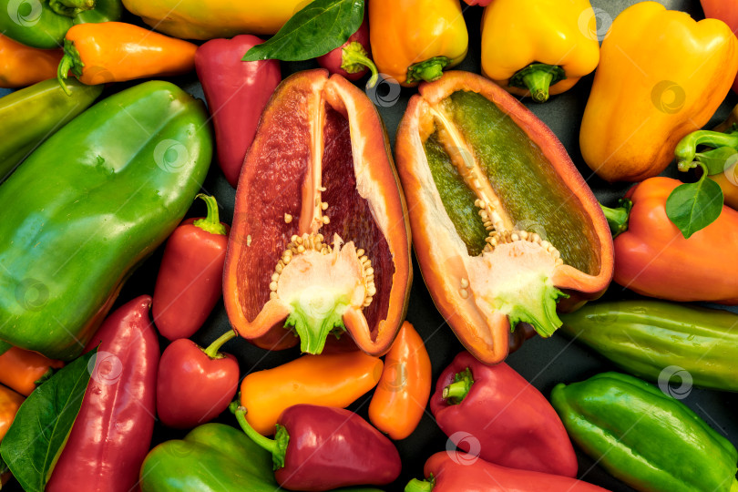 Скачать Красный, зеленый и желтый свежий болгарский перец. фотосток Ozero