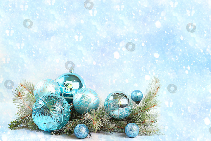 Скачать Красивый рождественский и новогодний фон с живыми заснеженными еловыми ветками, украшениями и игрушками, дизайн праздничной рекламы, концепция Сочельника, праздничная зимняя открытка и баннер фотосток Ozero